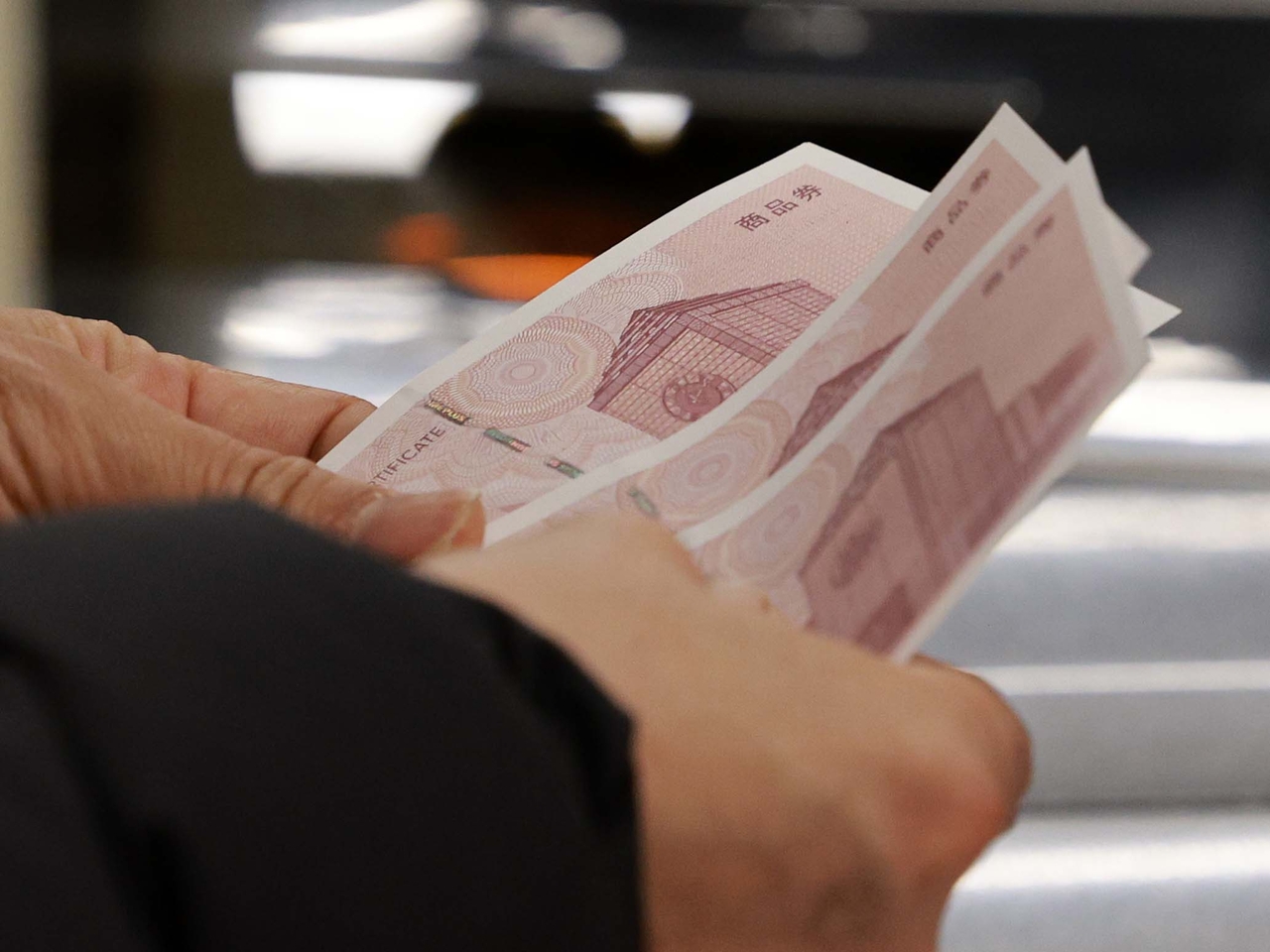 A customer uses gift certificates to make a purchase at a Homeplus store in Seoul. This image is not directly related to the story. (Newsis)