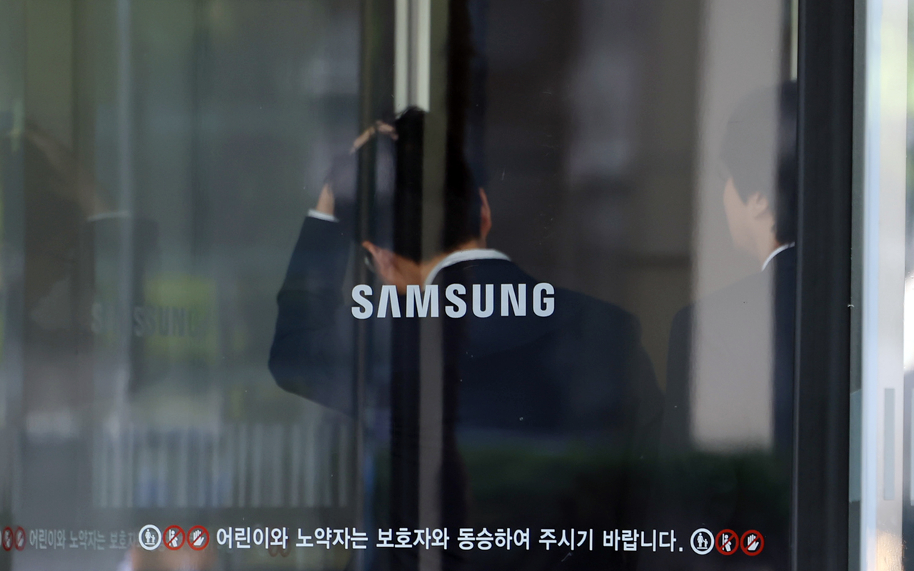 Employees and visitors walk past Samsung Electronics’ Seocho headquarters in Seoul on Monday. (Yonhap)