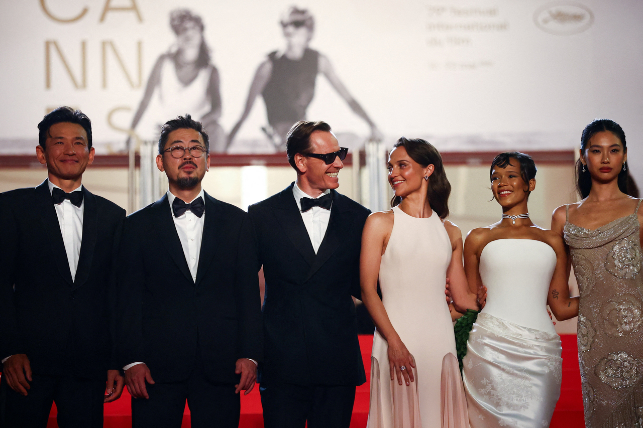 Director Na Hong-jin (second from left) and cast members (from left) Hwang Jung-min, Michael Fassbender, Alicia Vikander, Taylor Russell and Jung Ho-yeon pose on the red carpet during arrivals for the screening of the film "Hope" in competition at the 79th Cannes Film Festival in Cannes, France, Sunday. (Reuters via Yonhap)