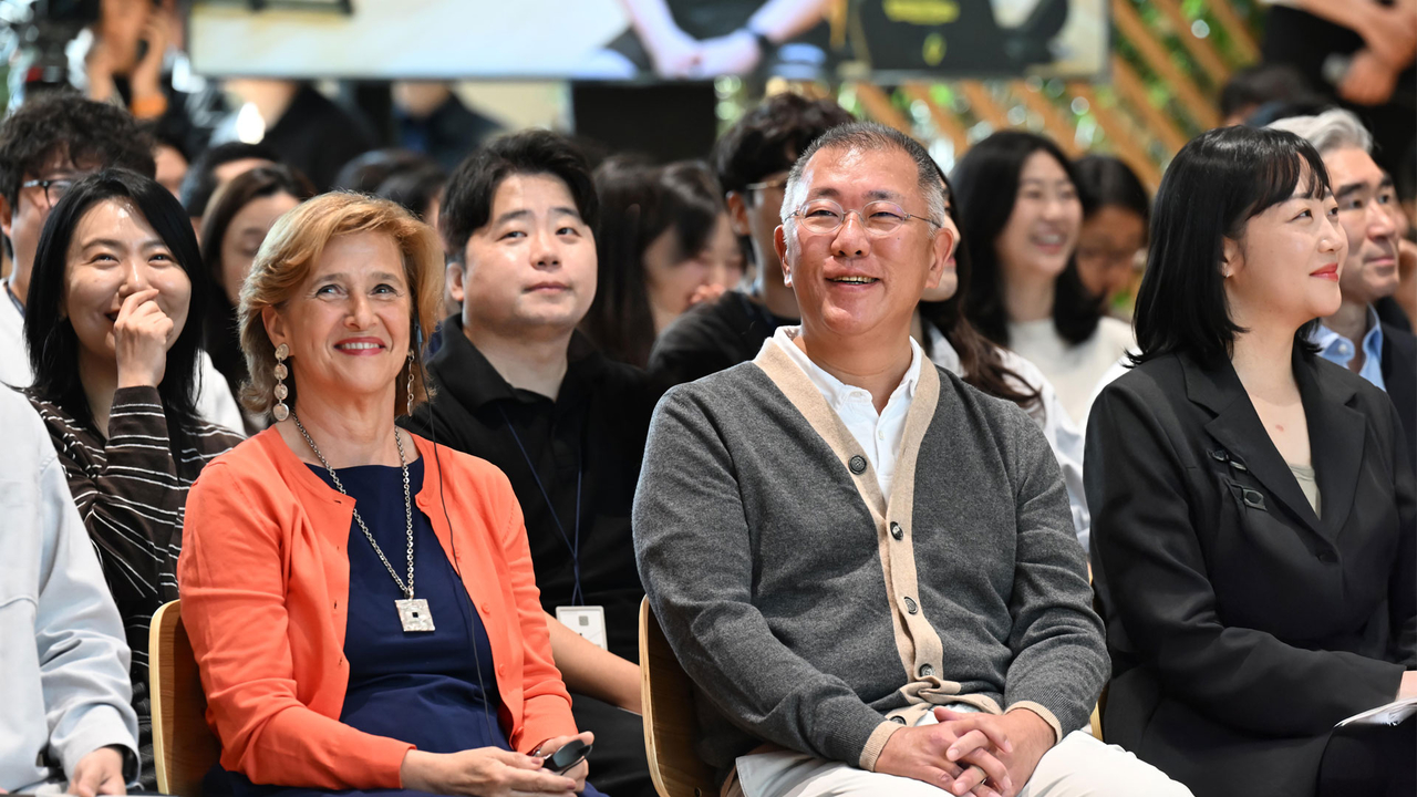 Hyundai Motor Group Executive Chair Chung Euisun (front, center) attends a ceremony marking the completion of renovations at the company’s Gangnam headquarters on Thursday. (Hyundai Motor Group)