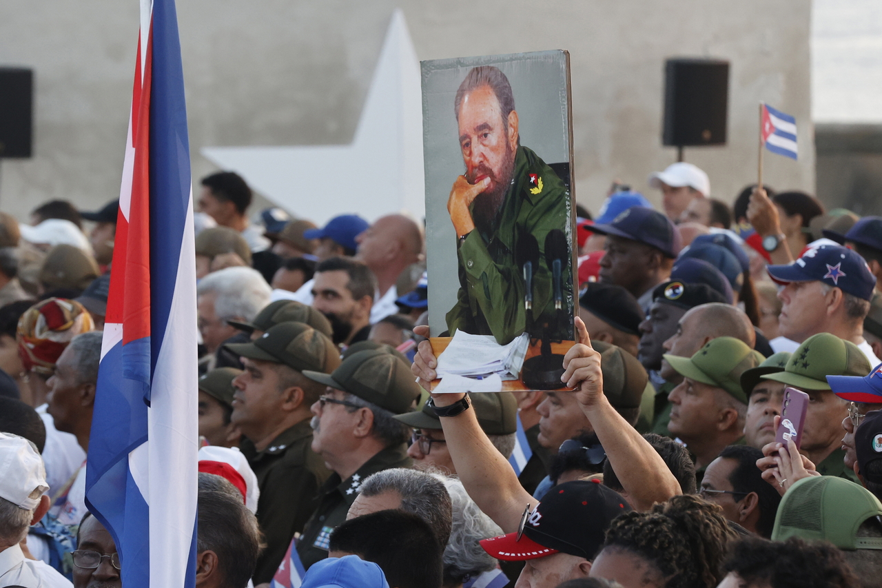A person holds up a picture of Cuban revolutionary leader Fidel Castro during an event in Havana, Cuba, May 1. (EPA-Yonhap)