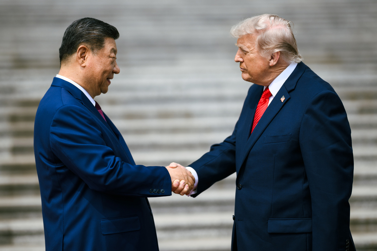 US President Donald Trump (right) participates in a welcome ceremony with President Xi Jinping of the People's Republic of China, Ton May 14, 2026, at the Great Hall of the People in Beijing, China. (UPI-Yonhap)
