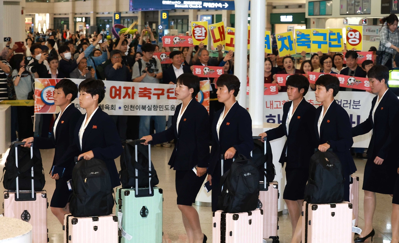Naegohyang Women’s FC players arrive at Incheon International Airport’s Terminal 1 on Sunday. (Joint Press Corps via Yonhap)