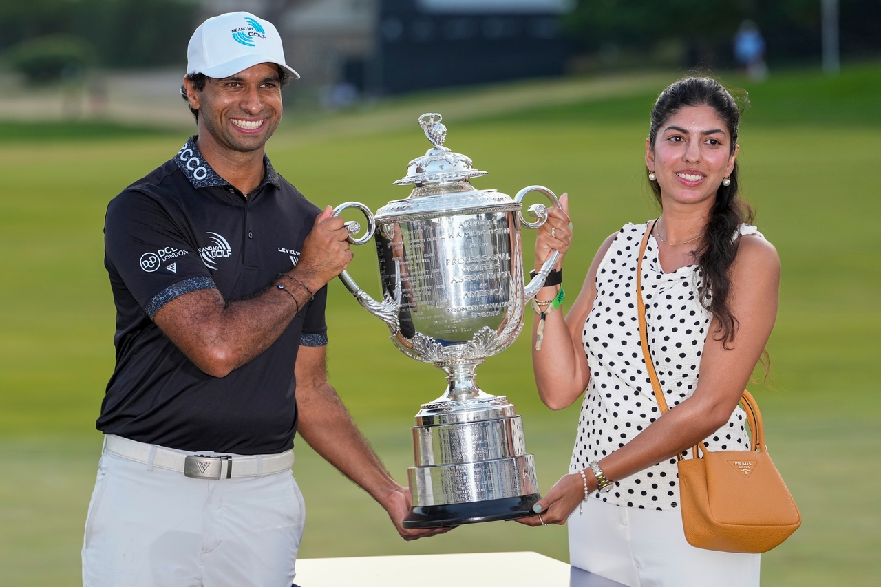 Aaron Rai (left) and wife Gaurika Bishnoi hold the Wanamaker Trophy after winning the PGA Championship, at Aronimink Golf Club in Newtown Square, Pennsylvania, Sunday.   (AP-Yonhap)