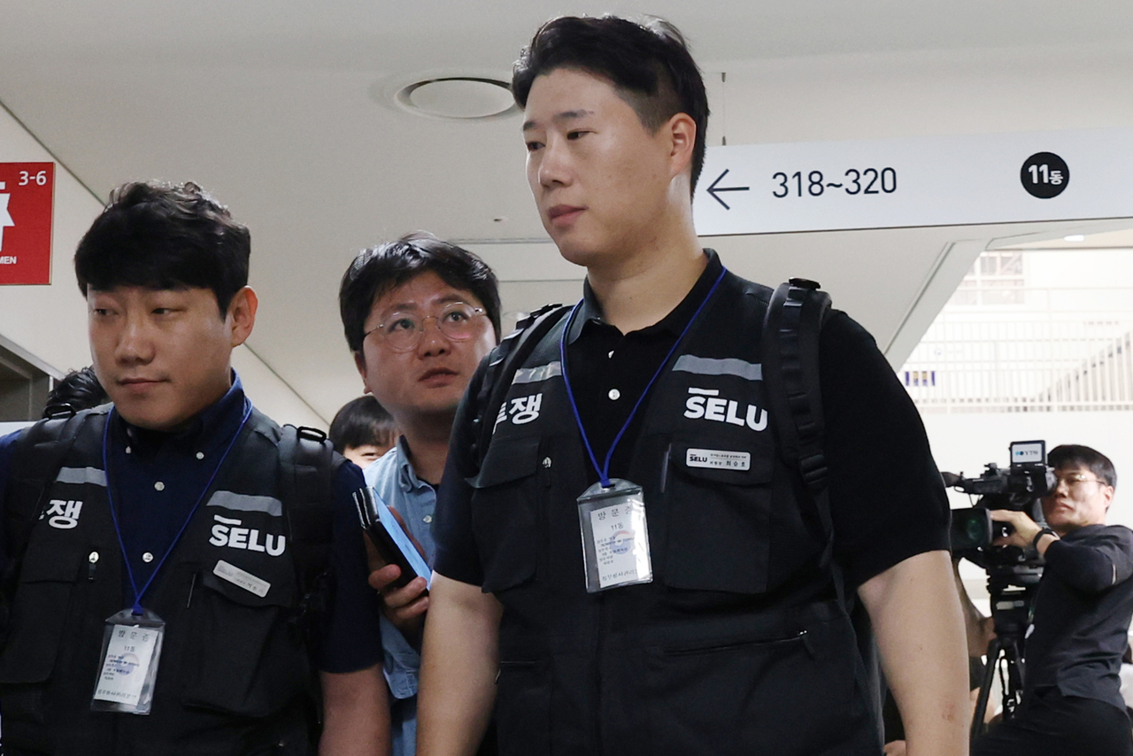 Choi Seung-ho, head of the Samsung Electronics branch of the Samsung Group Super-enterprise Labor Union, attends a second post-mediation meeting at the National Labor Relations Commission in the government complex in Sejong on May 18. (Yonhap)