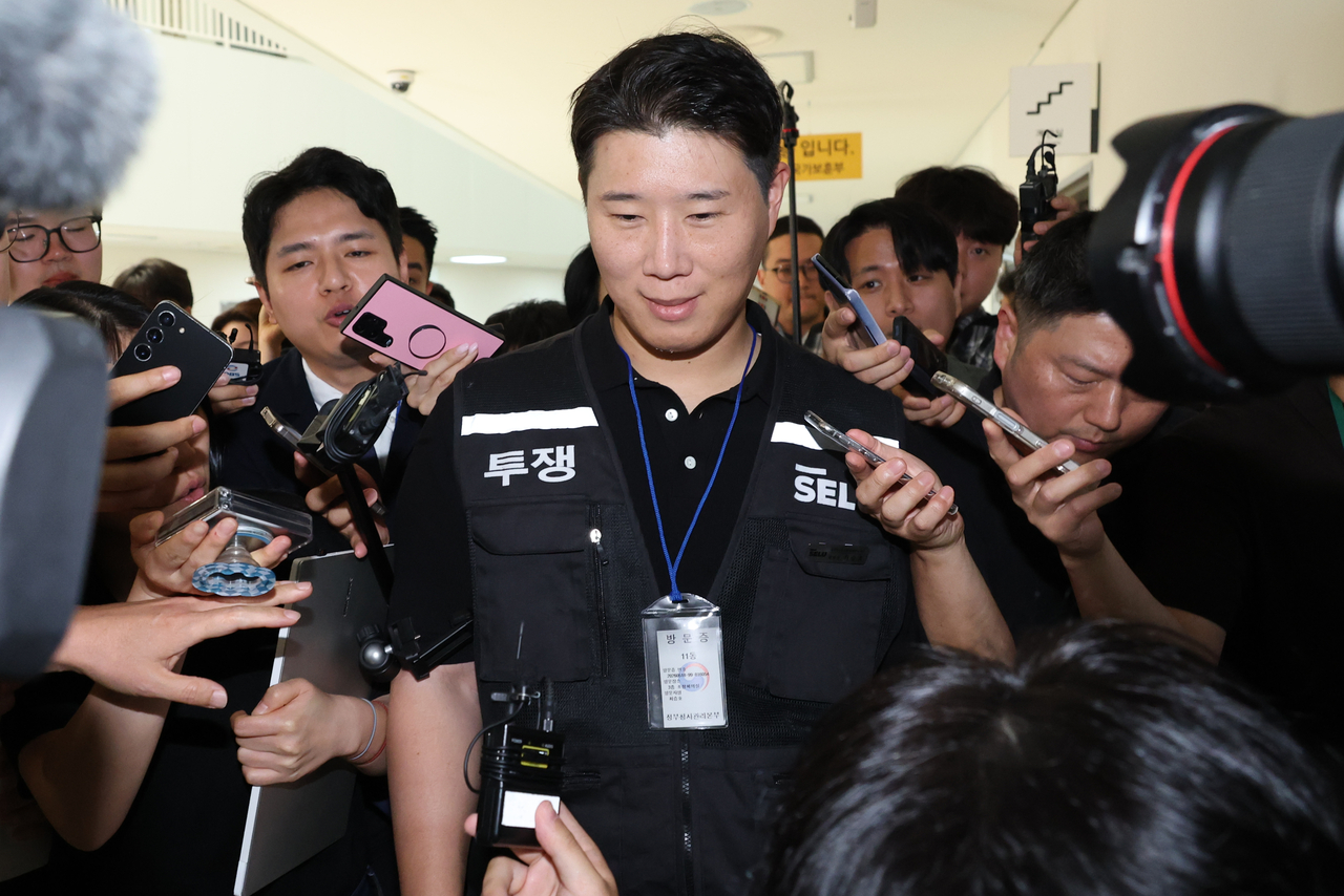 Samsung Electronics Company Union chief Choi Seung-ho (center) speaks to reporters on Monday after a morning session of the second post-mediation meeting at the National Labor Relations Commission at the Sejong Government Complex. (Yonhap)