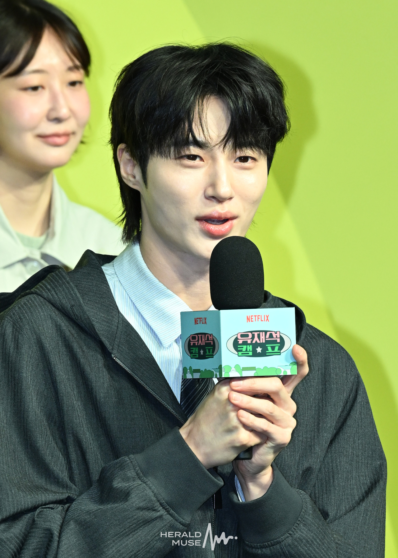 [헤럴드뮤즈=윤병찬 기자] 19일 오전 JW매리어트 동대문에서 넷플릭스 ‘유재석 캠프’ 제작발표회가 열렸다.
넷플릭스 ‘유재석캠프’는 초보 캠프장 유재석과 예측 불가 직원 이광수, 변우석, 지예은이 숙박객들과 떠들어 재끼고, 놀아 재끼고, 까불어 재끼며 일상 탈출을 완성하는 단체 캠프 예능이다.
한편 이날 현장에는 정효민 PD, 이소민 PD, 황윤서 PD, 유재석, 이광수, 변우석, 지예은 등이 참석하였다.