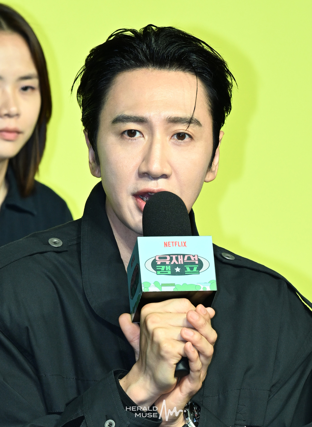 [헤럴드뮤즈=윤병찬 기자] 19일 오전 JW매리어트 동대문에서 넷플릭스 ‘유재석 캠프’ 제작발표회가 열렸다.
넷플릭스 ‘유재석캠프’는 초보 캠프장 유재석과 예측 불가 직원 이광수, 변우석, 지예은이 숙박객들과 떠들어 재끼고, 놀아 재끼고, 까불어 재끼며 일상 탈출을 완성하는 단체 캠프 예능이다.
한편 이날 현장에는 정효민 PD, 이소민 PD, 황윤서 PD, 유재석, 이광수, 변우석, 지예은 등이 참석하였다.
