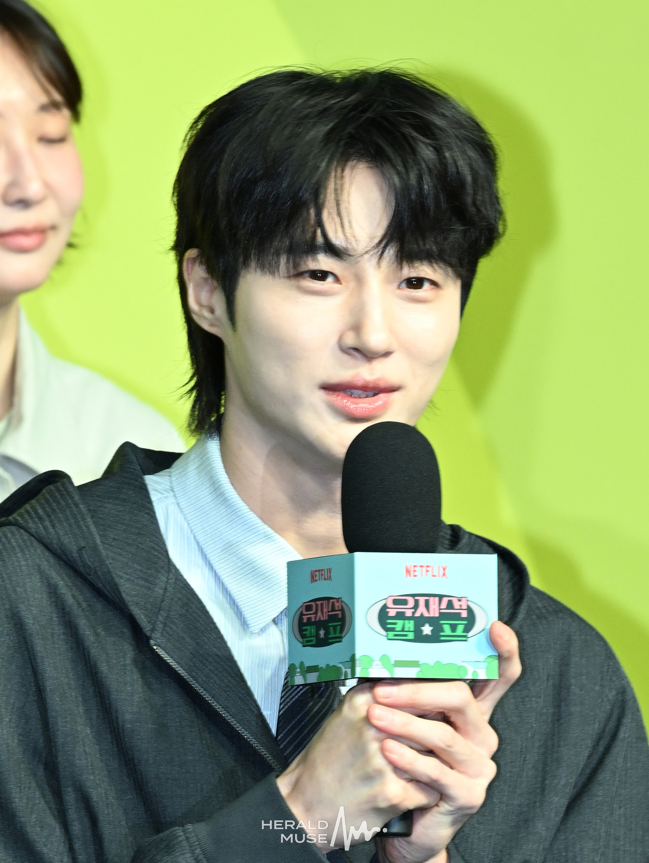[헤럴드뮤즈=윤병찬 기자] 19일 오전 JW매리어트 동대문에서 넷플릭스 ‘유재석 캠프’ 제작발표회가 열렸다. 넷플릭스 ‘유재석캠프’는 초보 캠프장 유재석과 예측 불가 직원 이광수, 변우석, 지예은이 숙박객들과 떠들어 재끼고, 놀아 재끼고, 까불어 재끼며 일상 탈출을 완성하는 단체 캠프 예능이다. 한편 이날 현장에는 정효민 PD, 이소민 PD, 황윤서 PD, 유재석, 이광수, 변우석, 지예은등이 참석하였다.