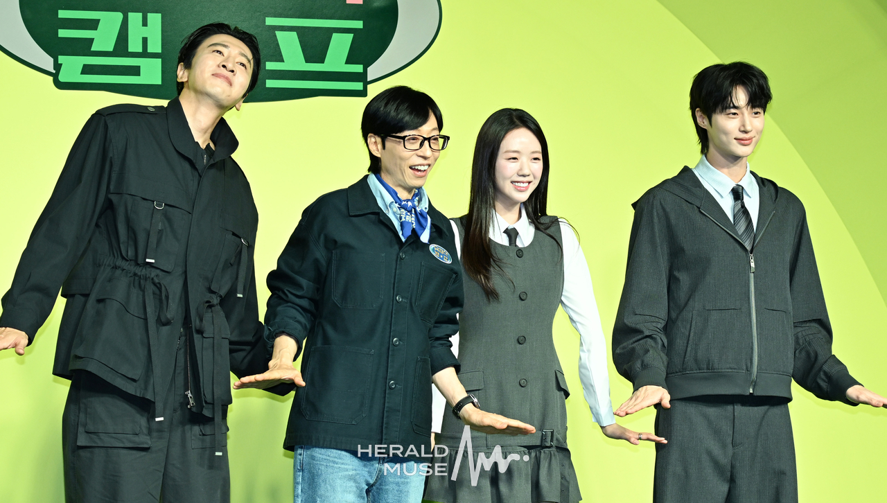 [헤럴드뮤즈=윤병찬 기자] 19일 오전 JW매리어트 동대문에서 넷플릭스 ‘유재석 캠프’ 제작발표회가 열렸다.
넷플릭스 ‘유재석캠프’는 초보 캠프장 유재석과 예측 불가 직원 이광수, 변우석, 지예은이 숙박객들과 떠들어 재끼고, 놀아 재끼고, 까불어 재끼며 일상 탈출을 완성하는 단체 캠프 예능이다.
한편 이날 현장에는 정효민 PD, 이소민 PD, 황윤서 PD, 유재석, 이광수, 변우석, 지예은등이 참석하였다.