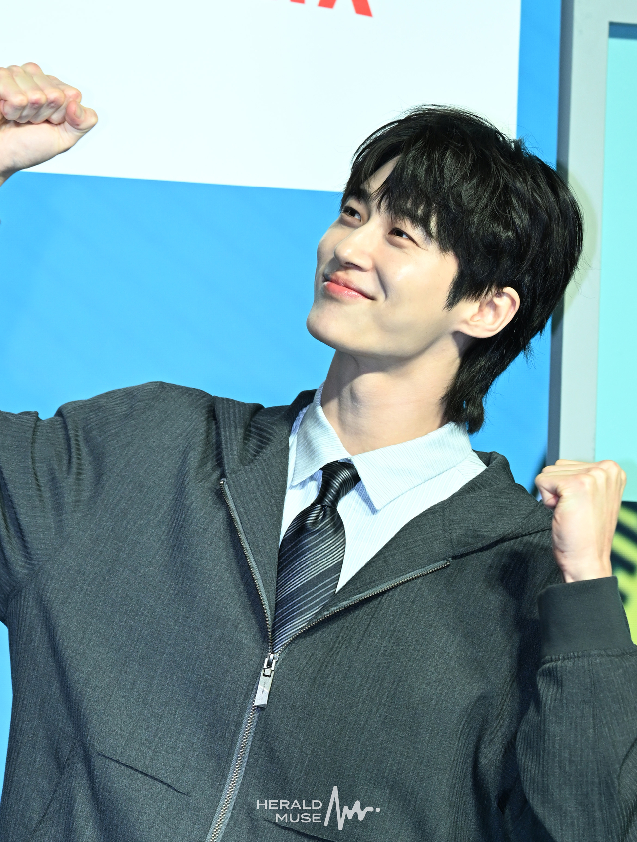 [헤럴드뮤즈=윤병찬 기자] 19일 오전 JW매리어트 동대문에서 넷플릭스 ‘유재석 캠프’ 제작발표회가 열렸다.
넷플릭스 ‘유재석캠프’는 초보 캠프장 유재석과 예측 불가 직원 이광수, 변우석, 지예은이 숙박객들과 떠들어 재끼고, 놀아 재끼고, 까불어 재끼며 일상 탈출을 완성하는 단체 캠프 예능이다.
한편 이날 현장에는 정효민 PD, 이소민 PD, 황윤서 PD, 유재석, 이광수, 변우석, 지예은등이 참석하였다.