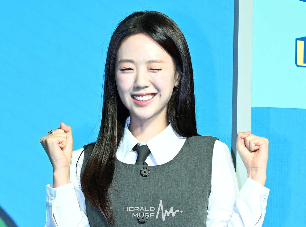 [헤럴드뮤즈=윤병찬 기자] 19일 오전 JW매리어트 동대문에서 넷플릭스 ‘유재석 캠프’ 제작발표회가 열렸다.
넷플릭스 ‘유재석캠프’는 초보 캠프장 유재석과 예측 불가 직원 이광수, 변우석, 지예은이 숙박객들과 떠들어 재끼고, 놀아 재끼고, 까불어 재끼며 일상 탈출을 완성하는 단체 캠프 예능이다.
한편 이날 현장에는 정효민 PD, 이소민 PD, 황윤서 PD, 유재석, 이광수, 변우석, 지예은등이 참석하였다.