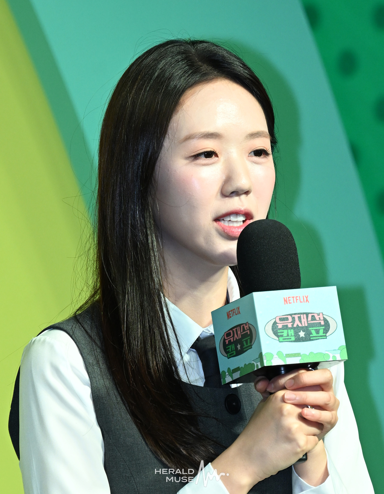 [헤럴드뮤즈=윤병찬 기자] 19일 오전 JW매리어트 동대문에서 넷플릭스 ‘유재석 캠프’ 제작발표회가 열렸다.
넷플릭스 ‘유재석캠프’는 초보 캠프장 유재석과 예측 불가 직원 이광수, 변우석, 지예은이 숙박객들과 떠들어 재끼고, 놀아 재끼고, 까불어 재끼며 일상 탈출을 완성하는 단체 캠프 예능이다.
한편 이날 현장에는 정효민 PD, 이소민 PD, 황윤서 PD, 유재석, 이광수, 변우석, 지예은등이 참석하였다.