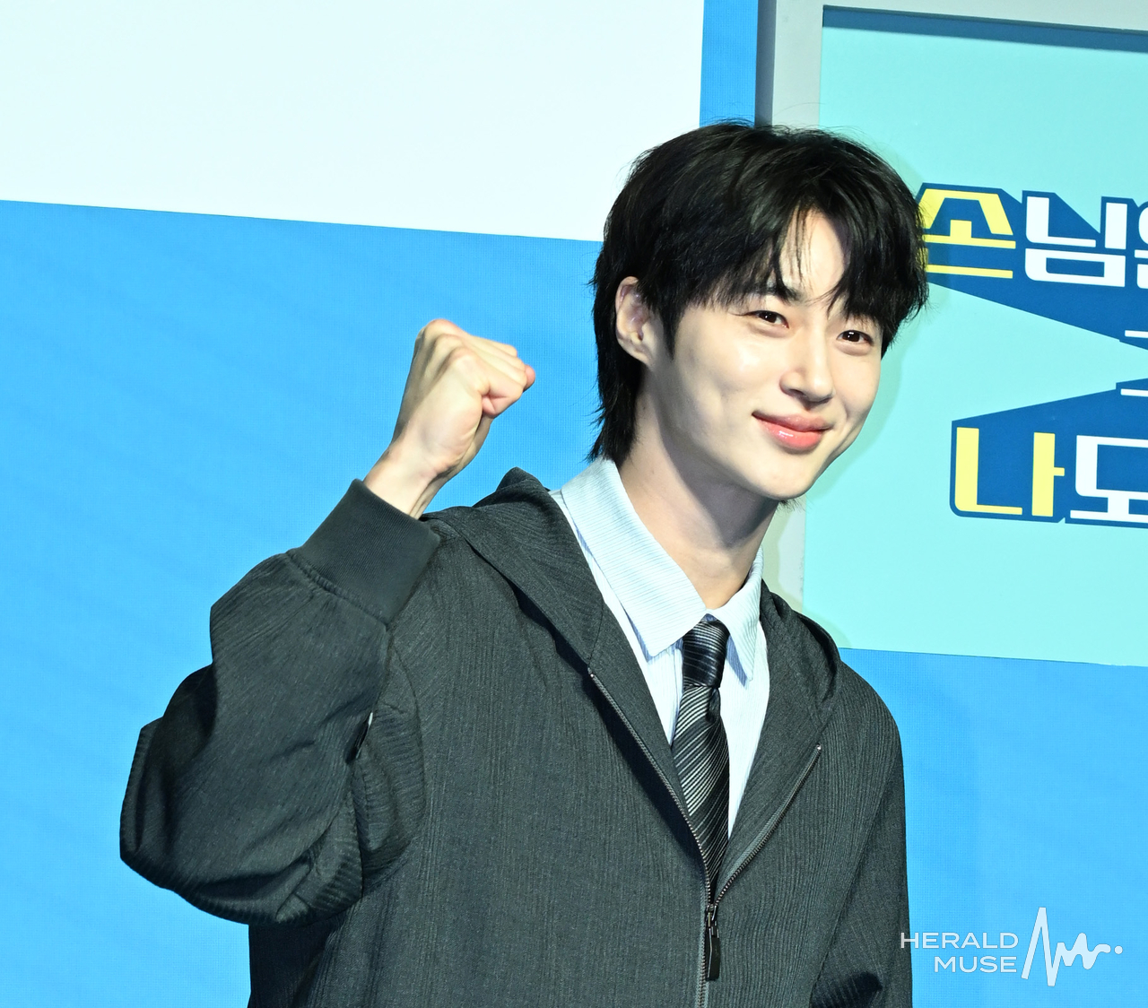 [헤럴드뮤즈=윤병찬 기자] 19일 오전 JW매리어트 동대문에서 넷플릭스 ‘유재석 캠프’ 제작발표회가 열렸다.
넷플릭스 ‘유재석캠프’는 초보 캠프장 유재석과 예측 불가 직원 이광수, 변우석, 지예은이 숙박객들과 떠들어 재끼고, 놀아 재끼고, 까불어 재끼며 일상 탈출을 완성하는 단체 캠프 예능이다.
한편 이날 현장에는 정효민 PD, 이소민 PD, 황윤서 PD, 유재석, 이광수, 변우석, 지예은등이 참석하였다.