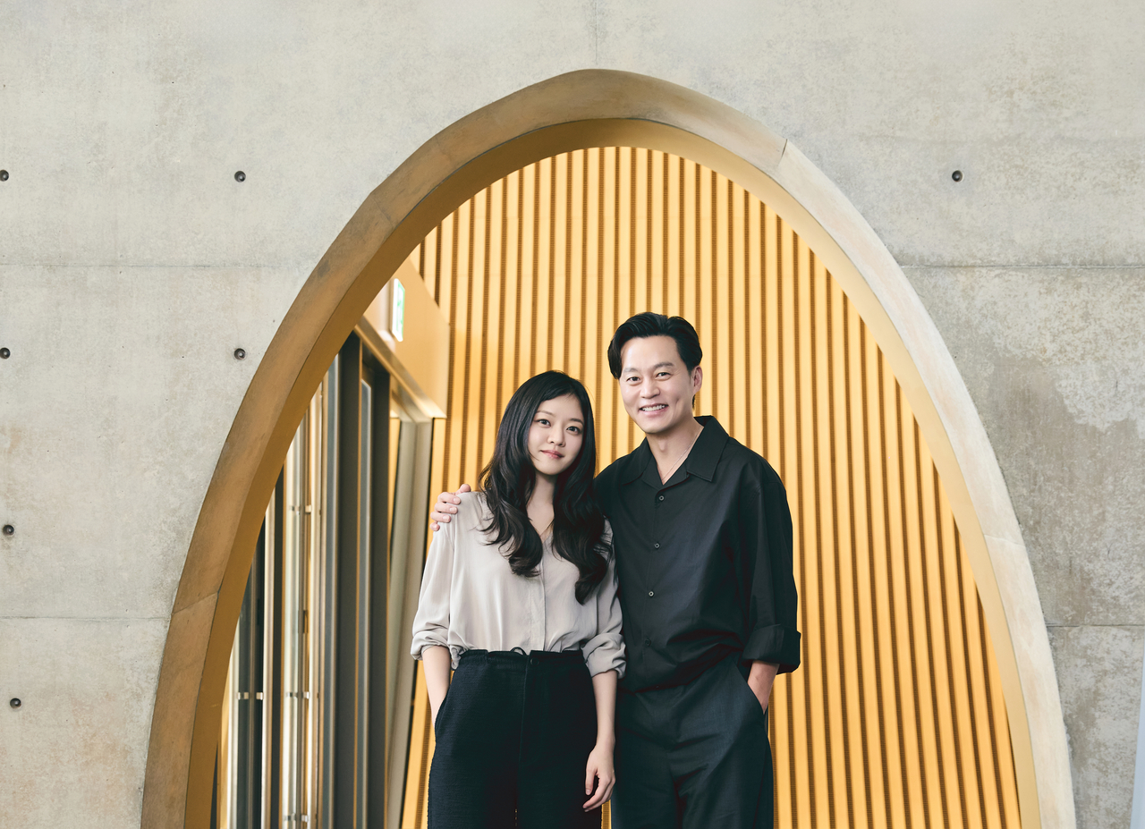 Lee Seo-jin (right) and Ko A-sung (LG Arts Center)