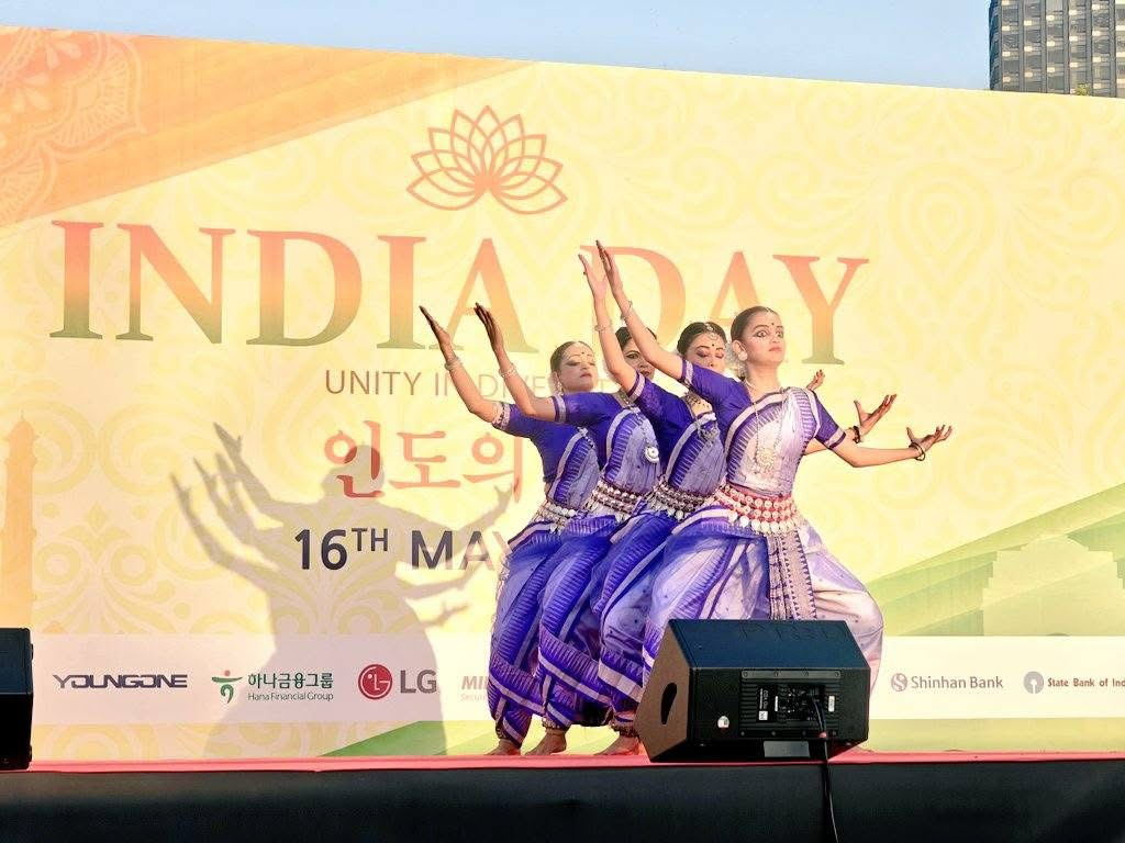 Artists perform Odissi dance during India Day celebrations in Seoul on Friday. (Embassy of India in Seoul)