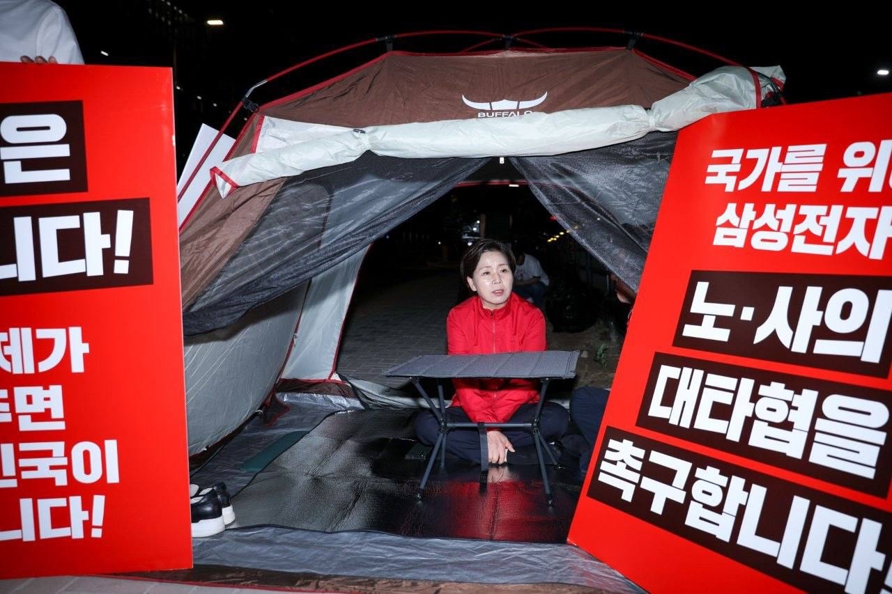 Yang Hyang-ja, the People Power Party's candidate for governor of Gyeonggi Province, is seen on a hunger strike near Samsung Electronics' chip plant in Pyeongtaek, Gyeonggi Province, Monday. (Courtesy of Yang's office)