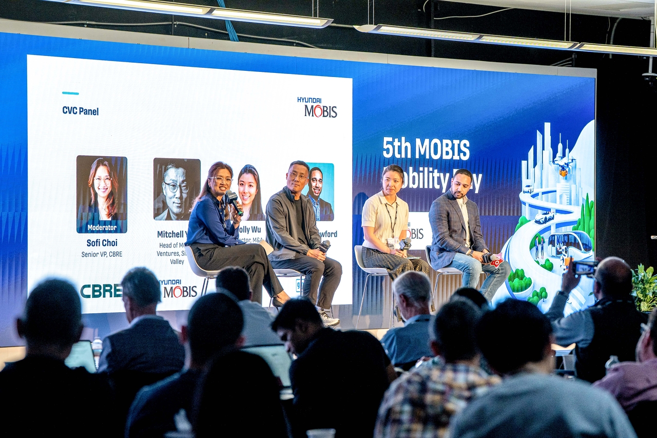 From left: Sofi Choi, senior vice president at CBRE; Mitchell Yun, head of Mobis Ventures in Silicon Valley; Holly Wu, director of M&A ventures and partnerships at Mercedes-Benz; and Stefon Crawford, partner at GM Ventures, speak during a panel session at the 5th Mobis Mobility Day event in Sunnyvale near Silicon Valley on Monday. (Hyundai Mobis)