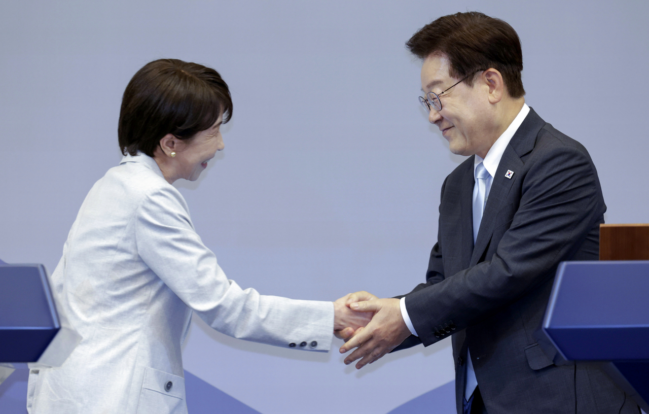 South Korean President Lee Jae Myung and Japanese Prime Minister Sanae Takaichi shake hands after delivering joint press statements at a hotel in Andong, North Gyeongsang Province, on Tuesday. (Yonhap)