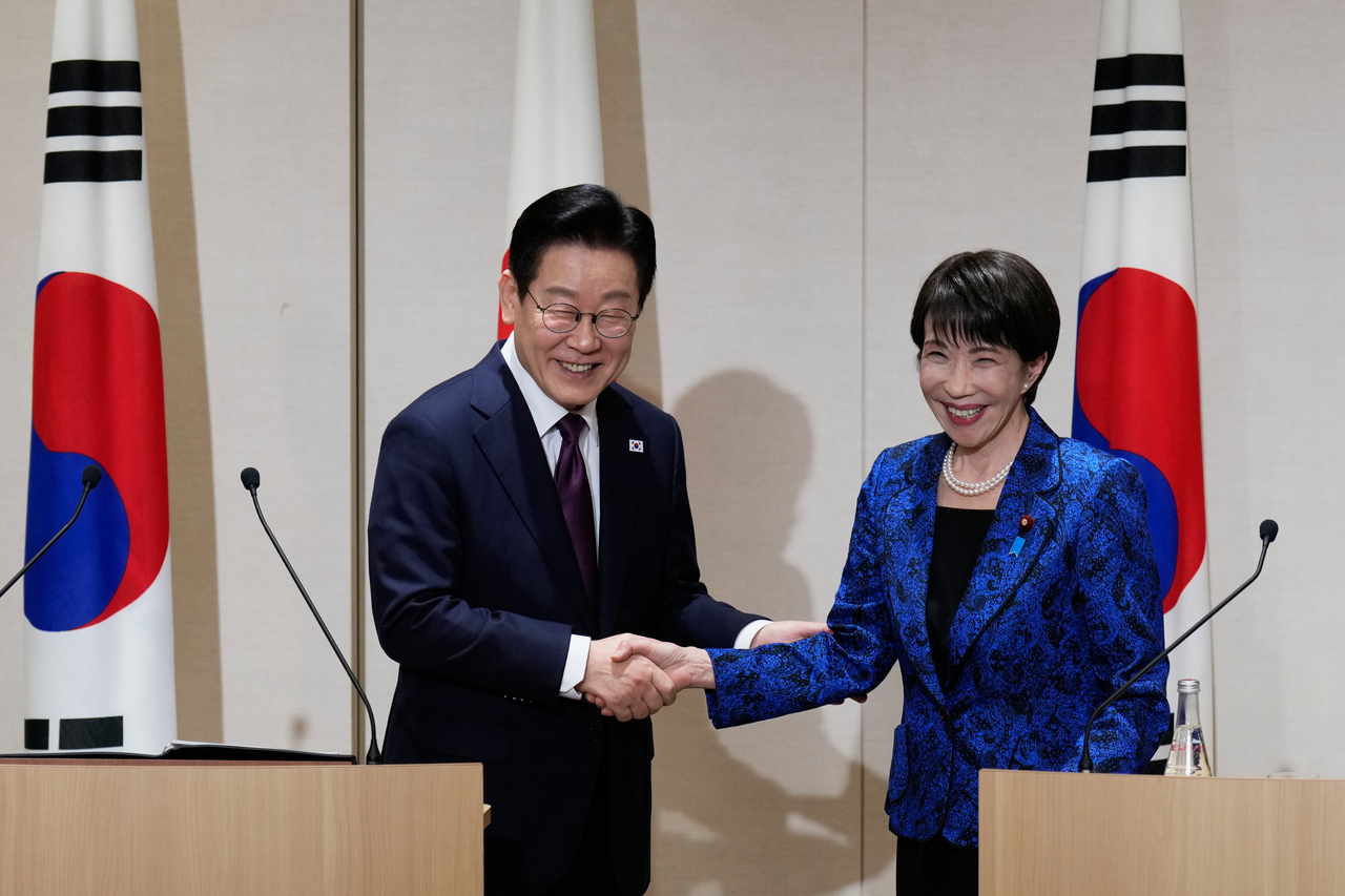 South Korean President Lee Jae Myung and Japanese Prime Minister Sanae Takaichi shake hands at a joint press conference after their meeting during the Japan-South Korea summit on January 13 in Nara, Japan. (Getty Images)