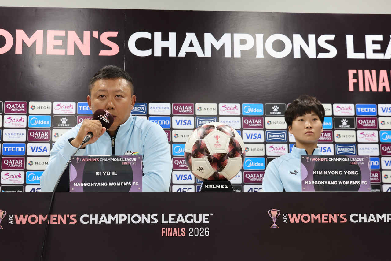 Ri Yu-il (left), the head coach of North Korea's Naegohyang Women’s FC soccer team, attends Tuesday's press conference at the Suwon Stadium in Suwon, Gyeonggi Province, alongside team captain Kim Kyong-yong. (Yonhap)