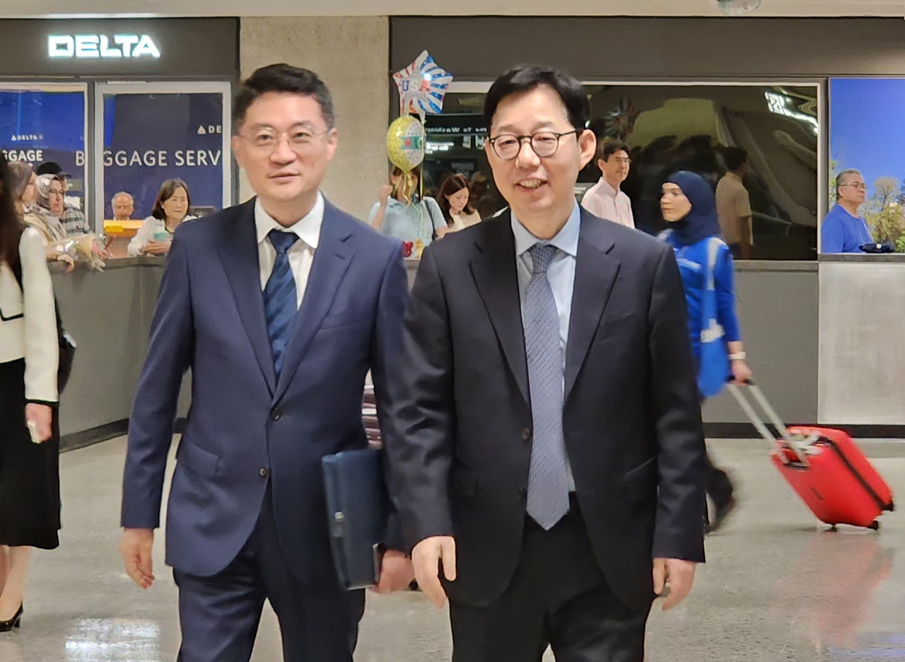 South Korea's First Vice Foreign Minister Park Yoon-joo (right) arrives at Dulles International Airport near Washington on Tuesday. (Yonhap)