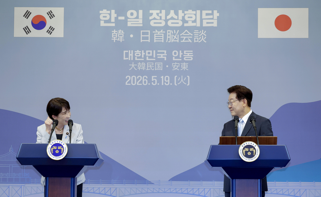 Japanese Prime Minister Sanae Takaichi delivers joint press remarks with South Korean President Lee Jae Myung at a hotel in Andong, North Gyeongsang Province, on Tuesday. (Yonhap)