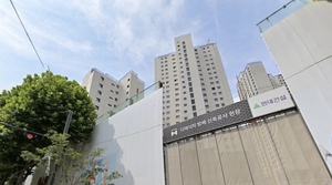“과도한 문주 지양” 서울시 방침에 ‘디에이치 방배’ 폭포식 수경 사라졌다 [부동산360]