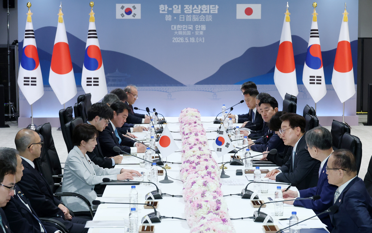 South Korean President Lee Jae Myung and Japanese Prime Minister Sanae Takaichi hold an expanded summit meeting at a hotel in Andong, North Gyeongsang Province, on Tuesday. (Yonhap)