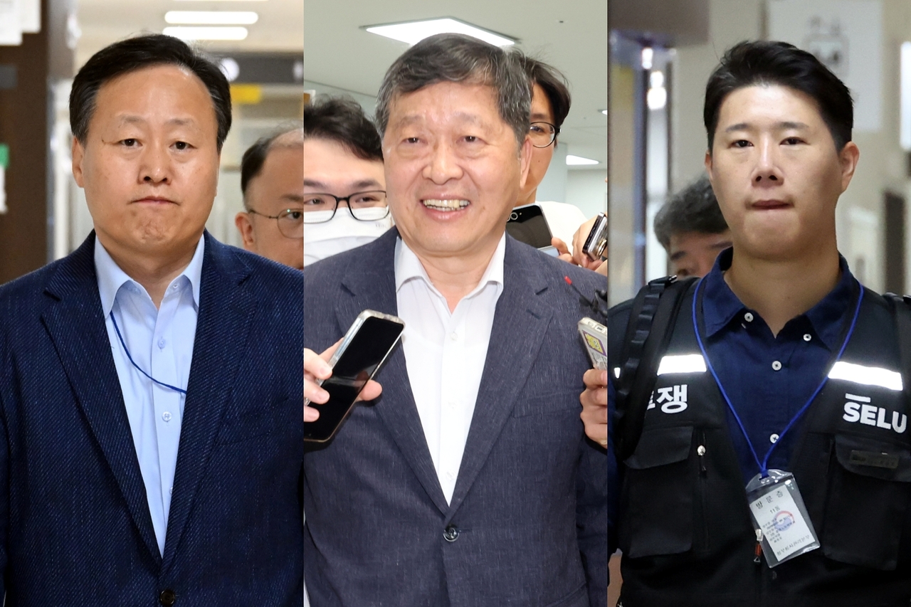 From left: Samsung Electronics’ chief negotiator Yeo Myung-koo, National Labor Relations Commission Chair Park Soo-geun and Samsung Electronics Labor Union leader Choi Seung-ho head to a post-mediation meeting room at the Government Complex Sejong on Tuesday. (Newsis)