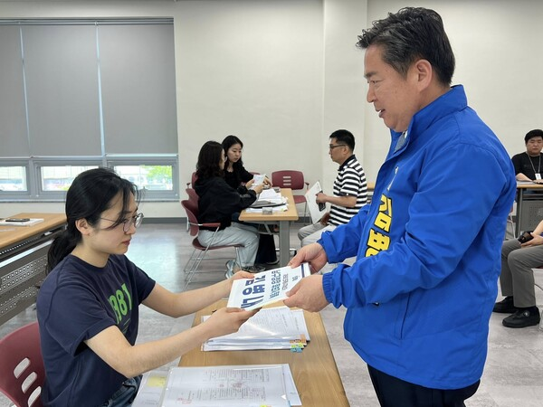 Kim Byeong-nae (right) registers as the Democratic Party candidate for Nam-gu district chief in Gwangju on Thursday. Kim is one of the three mayroal and district chief candidates to have secured his seat uncontested. (Kim Byeong-nae's Facebook)