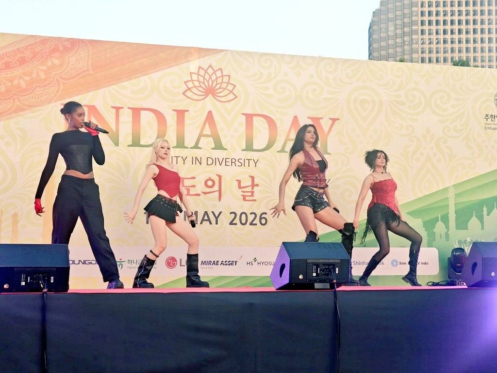 K-pop girl group Blackswan and her group perform during India Day celebrations in Seoul on Saturday.(Sanjay Kumar/The Korea Herald)