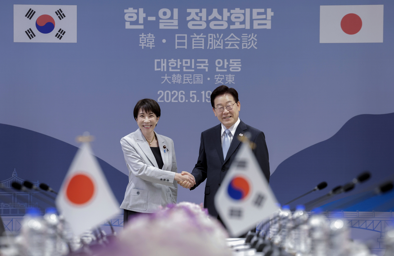 South Korean President Lee Jae Myung (right) and Japanese Prime Minister Sanae Takaichi shake hands ahead of an expanded summit at a hotel in Andong, North Gyeongsang Province, on Tuesday. (Yonhap)
