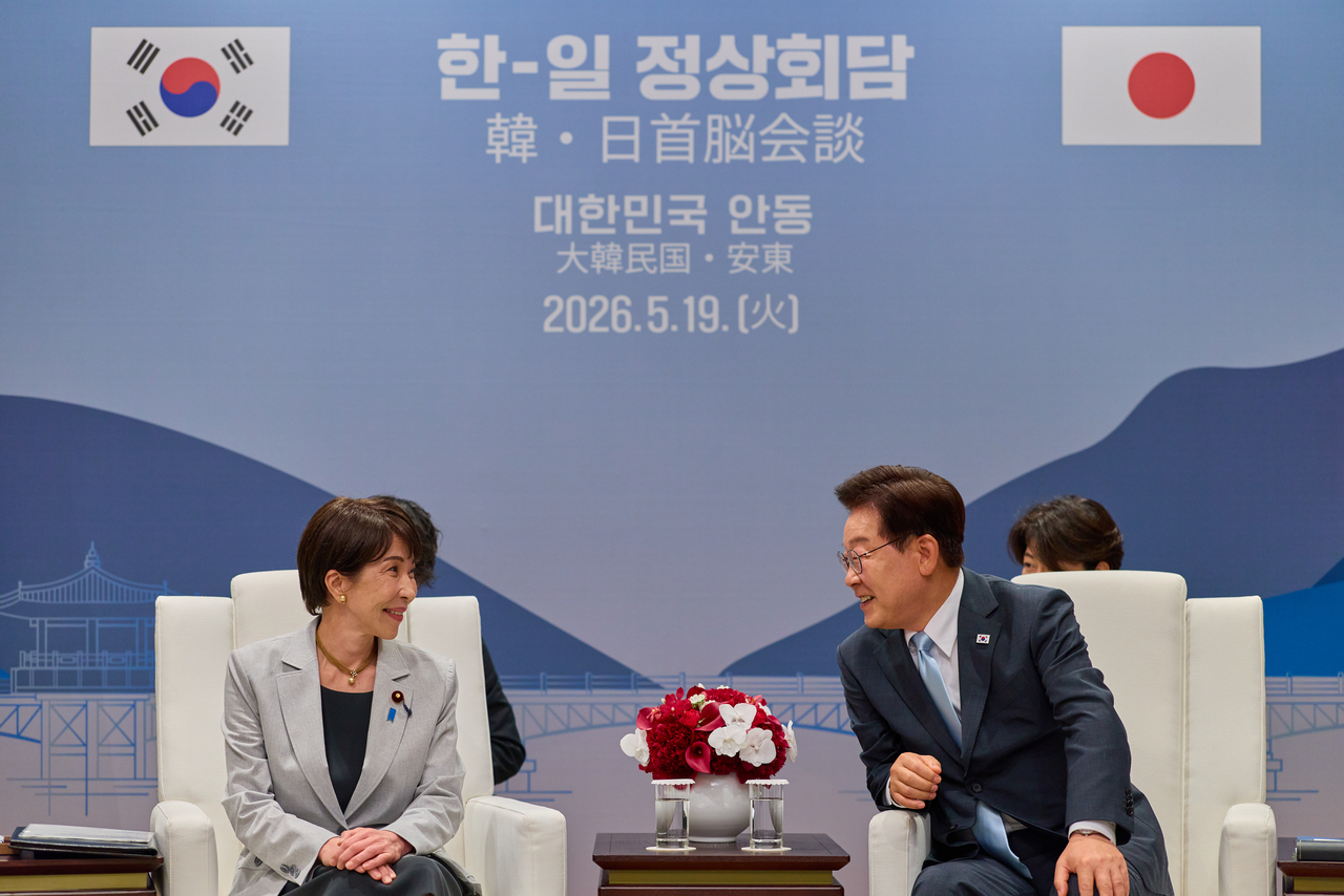 South Korean President Lee Jae Myung and Japanese Prime Minister Sanae Takaichi hold a small-group summit meeting at a hotel in Andong, North Gyeongsang Province, on Tuesday. (Cheong Wa Dae via Yonhap)