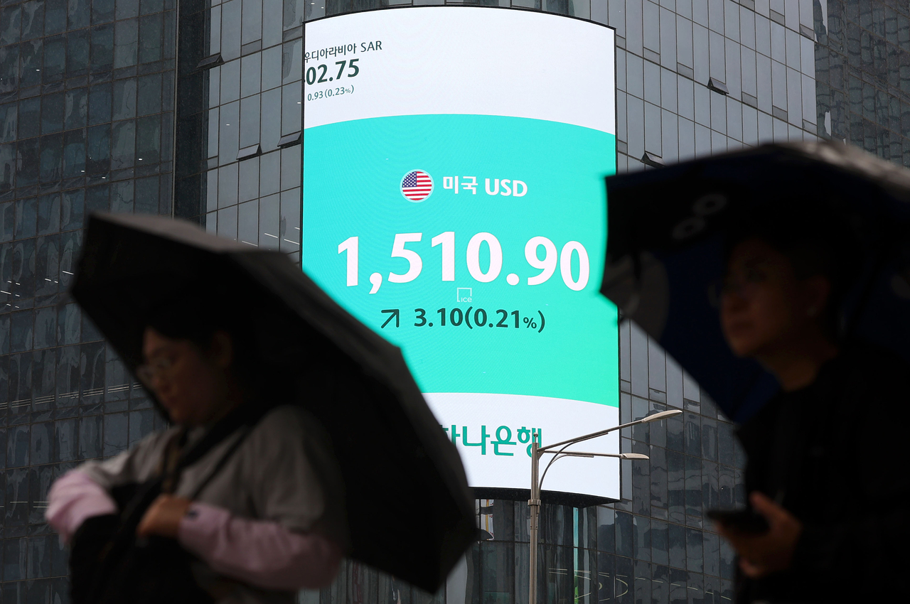 An electronic board on the exterior of a Hana Bank branch in central Seoul shows the Korean won quoted at 1,510.9 per dollar during daytime trading on Wednesday. (Newsis)