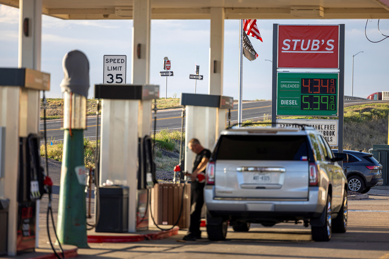 A driver fills up his vehicle at a gas station in Wiggins, Colorado, May 11.   Reuters-Yonhap