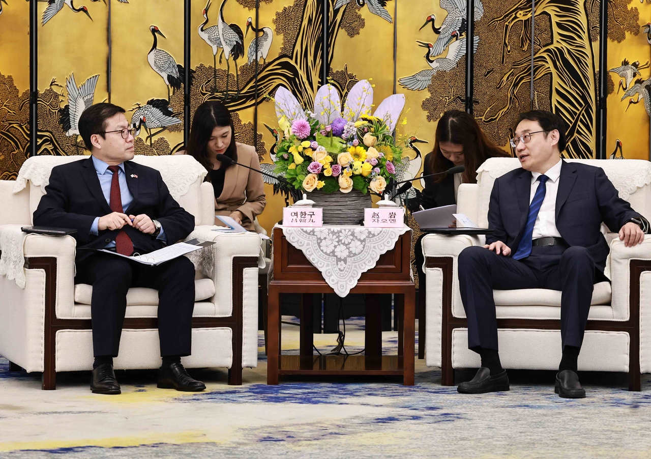 South Korean Trade Minister Yeo Han-koo (L) speaks with Zhao Yan, vice governor of China's Jiangsu Province, during their meeting held in Yancheng on Tuesday. (Ministry of Trade, Industry and Resources)