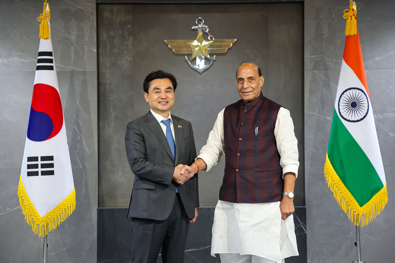 South Korean Defense Minister Ahn Gyu-back (left) shakes hands with Indian Defense Minister Rajnath Singh at the Defense Ministry headquarters in Seoul on Wednesday. (Defense Ministry)