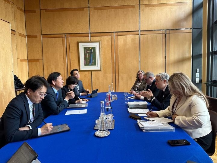 Finance Minister Koo Yun-cheol (2nd from L) speaks during a meeting with German Finance Minister Lars Klingbeil in Paris on Tuesday. (Ministry of Finance and Economy)