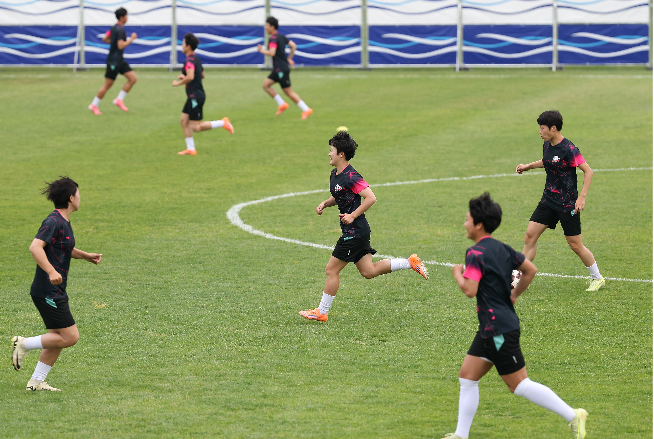 Naegohyang Women’s train at Suwon Stadium in Suwon, Gyeonggi Province, Tuesday. (Yonhap)