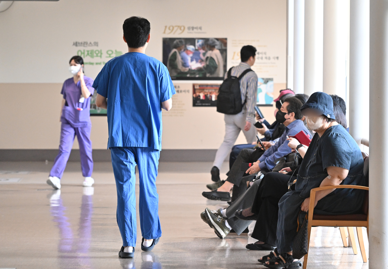 A doctor walks in a hospital in Seoul on May 20 (Im Se-jun/ The Korea Herald)