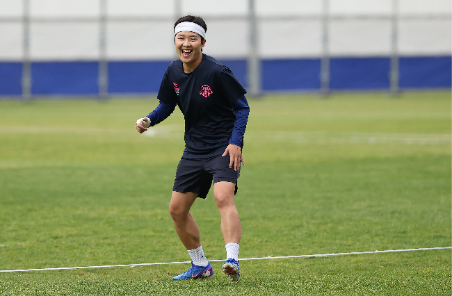 Suwon FC Women captain Ji So-yun trains in Suwon, Gyeonggi Province, Tuesday, prior to Wednesday's AFC Women’s Champions League semifinal against North Korea's Naegohyang Women’s FC. (Yonhap)