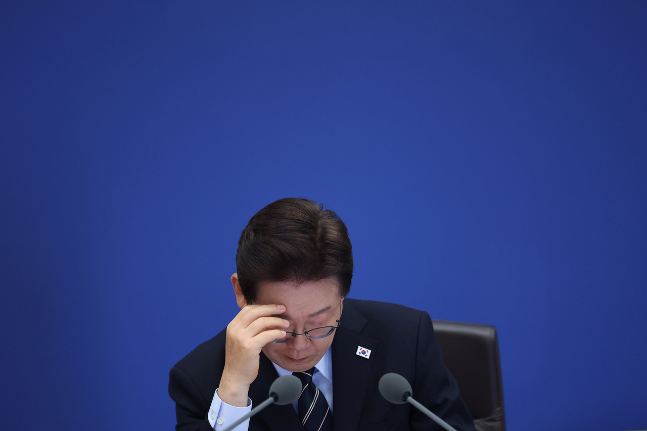 South Korean President Lee Jae Myung reviews documents during a Cabinet meeting and emergency economic inspection meeting at Cheong Wa Dae on Wednesday. (Yonhap)