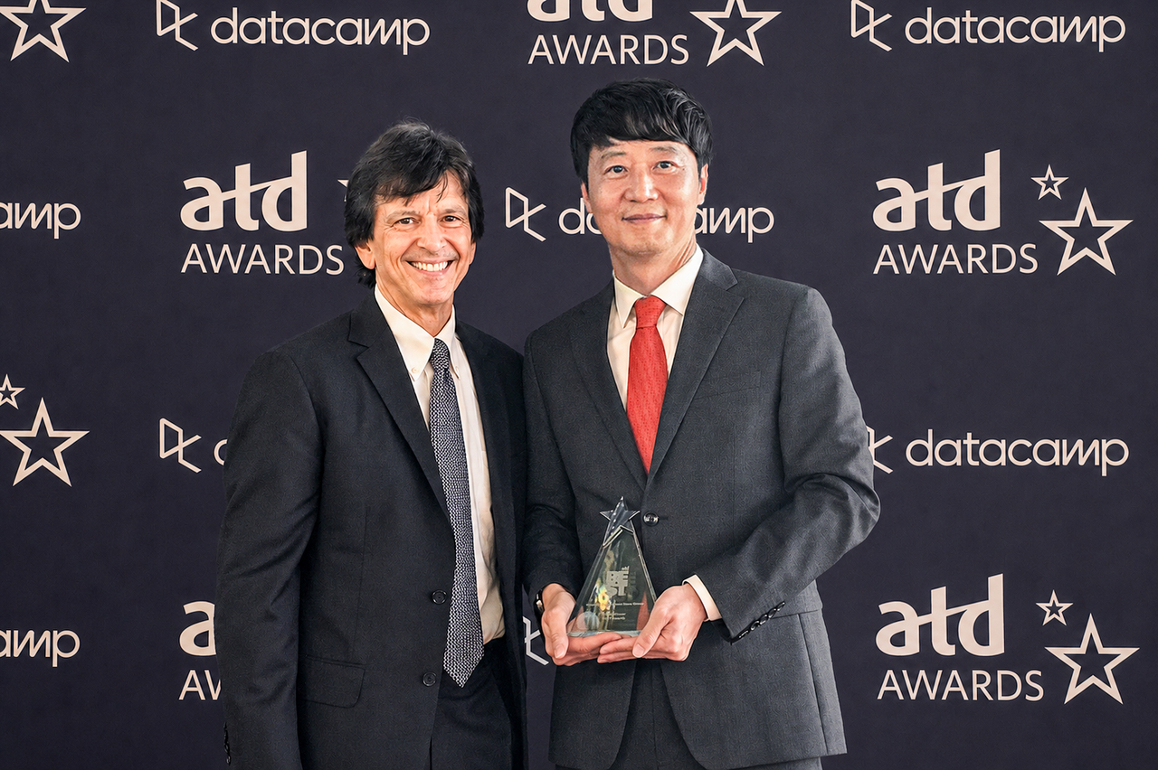 Lee Dae-hee (right), head of the human resources development institute at Hyundai Department Store Group, and Tony Bingham, CEO of Association for Talent Development, pose for a photo at the 2026 ATD Awards held in Los Angeles on Monday. (Hyundai Department Store Group)