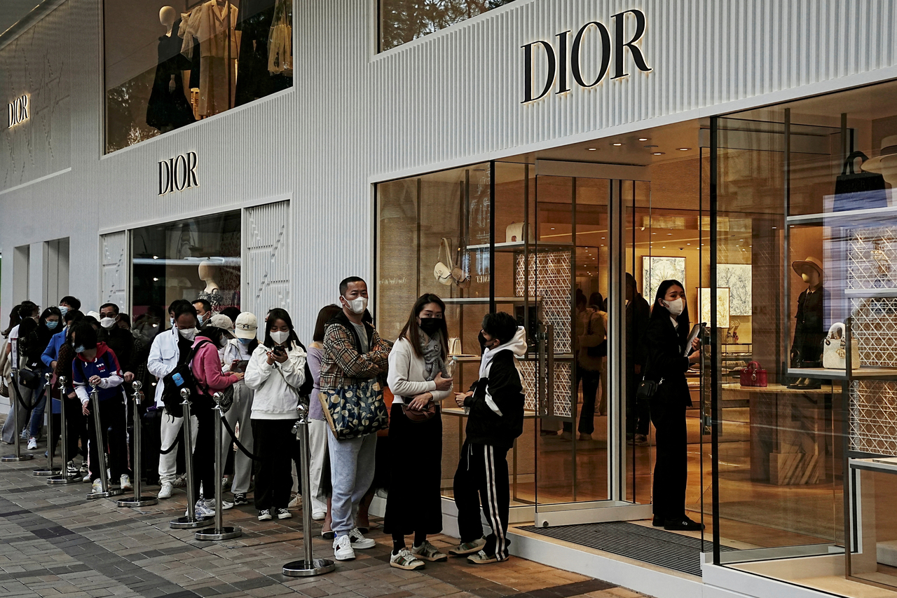Shoppers queue up to enter a Dior luxury store at Tsim Sha Tsui district in Hong Kong, China. (Reuters-Yonhap)