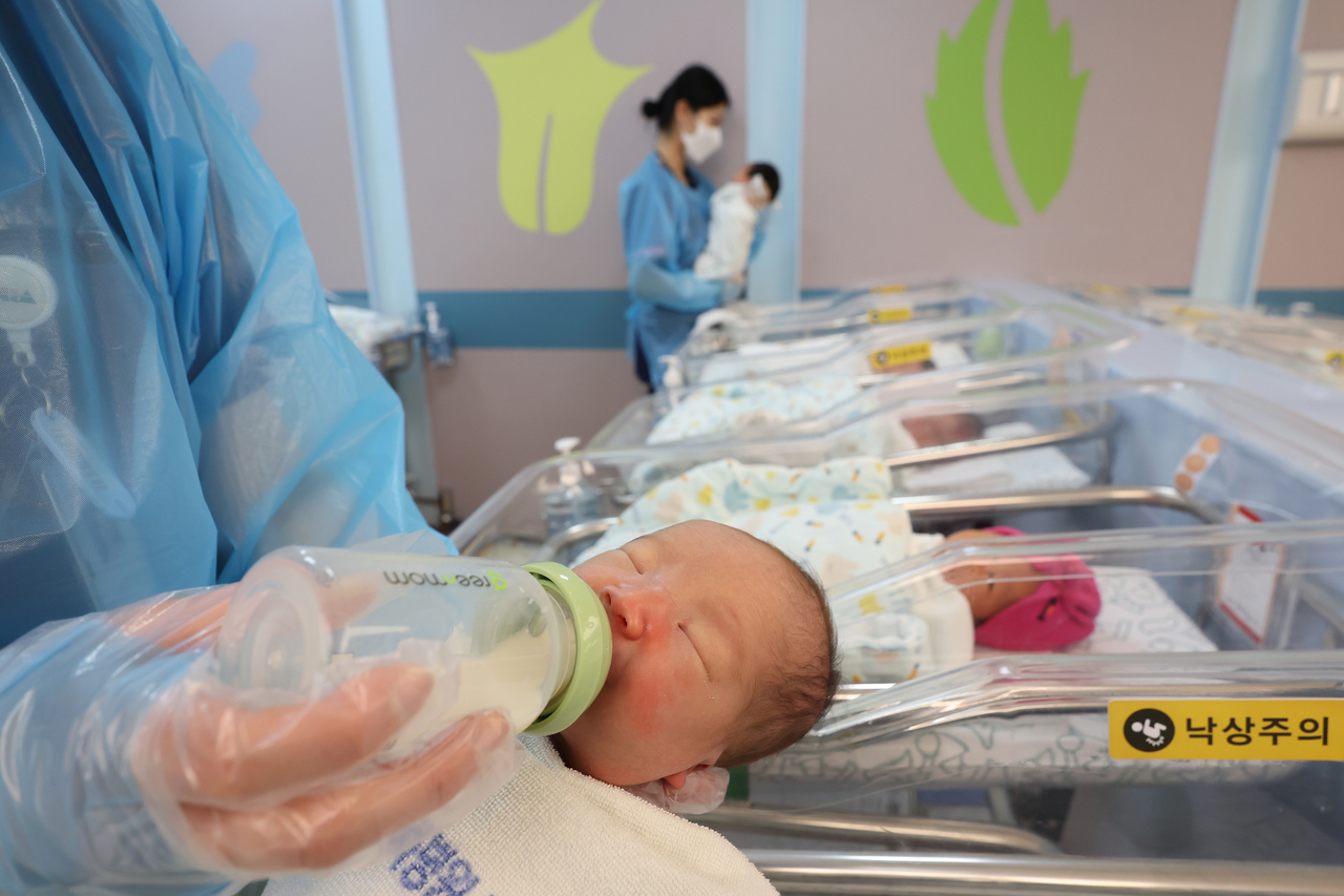Nurses care for newborn babies at the Cha Ilsan Medical Center in Ilsan, Gyeonggi Province, on April 22. (Yonhap)