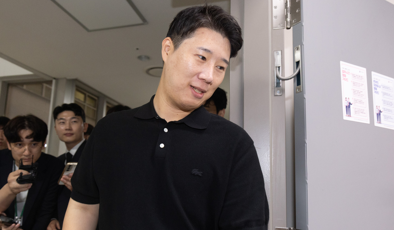 Choi Seung-ho, chair of Samsung Electronics Labor Union, leaves a meeting room after attending the third post-mediation session at the National Labor Relations Commission in the Government Complex Sejong on Wednesday. (Yonhap)