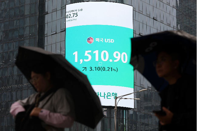 An electronic board on the exterior of a Hana Bank branch in central Seoul shows the Korean won quoted at 1,510.9 per dollar during daytime trading on Wednesday. (Newsis)