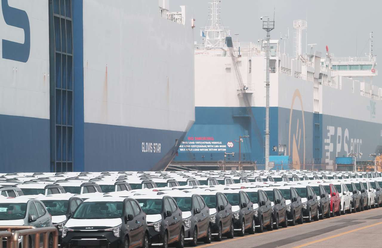 Cars are waiting to be exported at a port in Pyeongtaek, about 60 kilometers south of Seoul on April 3. (Yonhap)