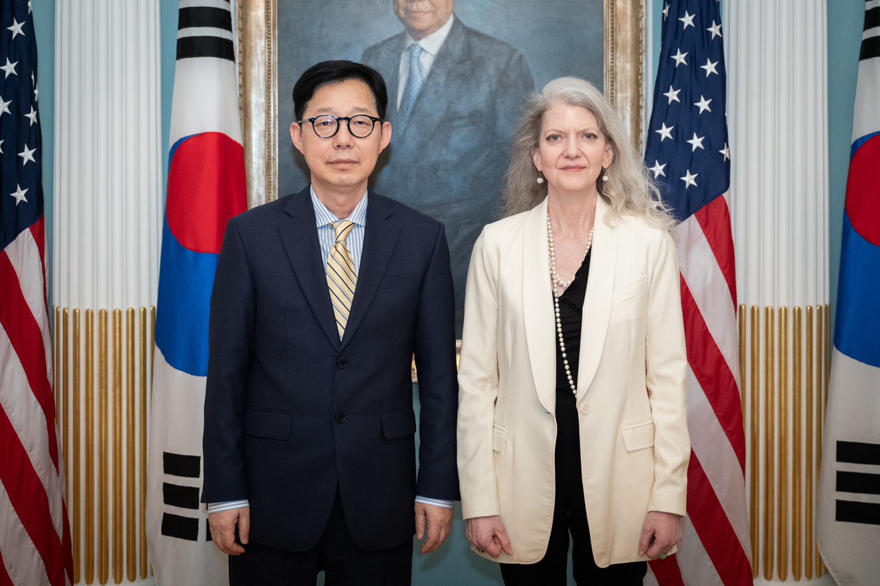 South Korea's First Vice Foreign Minister Park Yoon-joo (left) and US Under Secretary of State for Political Affairs Allison Hooker pose for a photo before their talks at the State Department in Washington, on Monday in this photo released by Seoul's foreign ministry. (Ministry of Foreign Affairs)